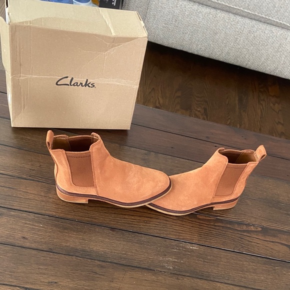 Women’s Dark Tan Suede Clarks Clarkdale Arlo Boot SZ 6 - Picture 1 of 12